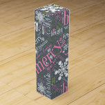 Boite Cadeau Pour Bouteille De Vin Texte de Christma et patterns Slate ID257<br><div class="desc">Ce coffret à vin de Noël est orné d'un beau motif textuel parsemé de flocons de neige dans les tons rose rose, vert et blanc sur la couleur arrière - plan de votre choix. (Nous avons choisi le bleu ardoise pour cet exemple) Certains du texte incluent "Joyeux, Lumineux, Noel, Bonnes...</div>