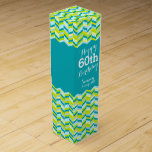 Boite Cadeau Pour Bouteille De Vin Turquoise aqua chevron zigzag 60e anniversaire boî<br><div class="desc">Boite à vin bleu turquoise vert vert au chevron moderne et lumineux. Personnalisez avec le nom et l'année de naissance de vos bénéficiaires. Il lit actuellement heureux 60e anniversaire Kimmy année Vintage. Conçu par Sarah Trett.</div>