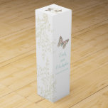 Boite Cadeau Pour Bouteille De Vin vin mariage personnalisez deux beterflies boîte à<br><div class="desc">Beau art graphique de deux papillons peint dame avec une épaisse queue avec une boîte à vin mariage tourbée fleurie en turquoise, marron, crème, blanc et rose. Design mariage moderne partie de l'ensemble papillons mariage stationnaire . Idéal pour donner du vin à vos invités à un mariage en guise de...</div>