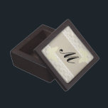 Boîte de conservation pour monogrammes de Burlap e<br><div class="desc">Les boîtes de mémoire de conservation rassemblent ces cadeaux, souvenirs et souvenirs précieux en souvenir d'une personne, d'un lieu ou d'un moment particulier. Les boîtes de conservation en bois sont une belle façon de stocker ces médailles spéciales, lettres, étiquettes de chien, l'héritage familial, les pièces de monnaie, le changement libre,...</div>