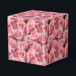 Boite de traitement de partie d'impression Roses r<br><div class="desc">La boîte de faveur Party est présentée avec un joli imprimé fleuri rose roses. Customisez cet objet ou achetez tel quel. Astuce : Ajoutez simplement vos bonnes friandises et ajoutez un ruban festif. Image sous licence</div>