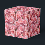 Boite de traitement de partie d'impression Roses r<br><div class="desc">La boîte de faveur Party est présentée avec un joli imprimé fleuri rose roses. Customisez cet objet ou achetez tel quel. Astuce : Ajoutez simplement vos bonnes friandises et ajoutez un ruban festif. Image sous licence</div>