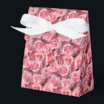 Boite de traitement de partie d'impression Roses r<br><div class="desc">La boîte de faveur Party est présentée avec un joli imprimé fleuri rose roses. Customisez cet objet ou achetez tel quel. Astuce : Ajoutez simplement vos bonnes friandises et ajoutez un ruban festif. Image sous licence</div>