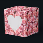 Boite de traitement de partie d'impression Roses r<br><div class="desc">La boîte de faveur Party est présentée avec un joli imprimé fleuri rose roses. Customisez cet objet ou achetez tel quel. Astuce : Ajoutez simplement vos bonnes friandises et ajoutez un ruban festif. Image sous licence</div>