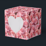 Boite de traitement de partie d'impression Roses r<br><div class="desc">La boîte de faveur Party est présentée avec un joli imprimé fleuri rose roses. Customisez cet objet ou achetez tel quel. Astuce : Ajoutez simplement vos bonnes friandises et ajoutez un ruban festif. Image sous licence</div>