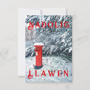 Boîte postale rouge traditionnelle et neige sur le