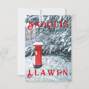 Boîte postale rouge traditionnelle et neige sur le