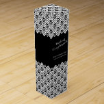 Boite Pour Bouteille De Vin Avec Compliments boîte à vin d'entreprise promotio<br><div class="desc">Remerciez les clients ou les clients avec cette simple boîte promotionnelle graphique blanche et noire d'entreprise. Boite de style graphique à motifs pointus et chevrons, idéale pour les amateurs de vin à remplir avec votre choix de vin. Lire Avec compliments, vous pouvez ajouter votre nom d'entreprise et votre site Web...</div>