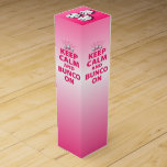 Boite Pour Bouteille De Vin Boîte à vin de cadeau de Bunco<br><div class="desc">Gardez le calme et Bunco sur la boîte à vin de cadeau est sûr d'apporter un sourire à un visage de joueurs de Bunco. Après qu'elle boive la bouteille de vin que vous enfermez l'intérieur elle peut être encore plus calme ! Prix ou cadeau de Bunco d'amusement. Grand pour des...</div>