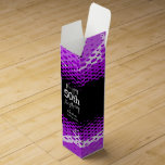 Boite Pour Bouteille De Vin Boîte pourpre à vin de girlie de joyeux<br><div class="desc">La boîte-cadeau pourpre,  blanche et noire lumineuse d'anniversaire de girlie pour le vin ou autre boit. Lit le cinquantième cru heureux de Nadine d'anniversaire/votre année de naissance,  la personnaliser avec vos propres filles nom d'anniversaire et l'âge. Motif et conception graphiques de Sarah Trett.</div>