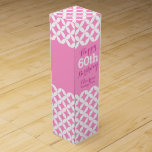 Boite Pour Bouteille De Vin Cercle à motif nommé boîte à vin rose 60e annivers<br><div class="desc">Boite à vin moderne rose et blanc de style circulaire. Personnalisez avec vos récipiendaires le nom et l'année d'anniversaire des filles. Il lit actuellement heureux 60e anniversaire Maureen année Vintage. Conçu par Sarah Trett.</div>