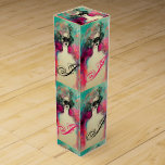 Boite Pour Bouteille De Vin CHARME /Dame au Masque Monogramme rose Turquoise v<br><div class="desc">Elégante,  dame lunaire avec un masque de plume vénitienne sophistiqué dans des couleurs vives rose,  vert,  fuchsia,  noir,  blanc,  inspirée de Comedy of Art (Commedia dell' Arte ) et Carnival de Venise,  aquarelle peinture avec feuille d'or et d'argent.</div>