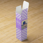 Boite Pour Bouteille De Vin Circle photo nom 55e anniversaire boîte à vin viol<br><div class="desc">Boîte à vin moderne mono violet lilas et blanc de style circulaire. Personnalisez avec votre nom de récipiendaire,  l'année d'anniversaire et le choix de deux photos. Il lit actuellement heureux 55e anniversaire Charlie année Vintage. Conçu par Sarah Trett.</div>