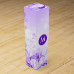 Boite Pour Bouteille De Vin Élégante Épersion Florale Violette Et Blanche<br><div class="desc">Elégant tourbillon abstrait violet et blanc parties scintillant et éclat. Disponible sur d'autres produits.</div>