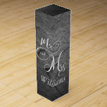 Boite Pour Bouteille De Vin M. & Mme newlyweds sur ardoise noire<br><div class="desc">arrière - plan en ardoise noire avec M. & Mme signe</div>