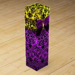 BOITE POUR BOUTEILLE DE VIN RIBBON PURPLE, NOIR OR ART NOUVEAU DAMASK<br><div class="desc">Elégante boîte cadeau jaune or avec gemstone 3D vibrante, classe, unique damas Art Nouveau, facilement personnalisable avec votre texte pour vin mariage, cadeau nuptial, 16, baby showers, douches nuptiales, fête d'anniversaire de quinceanera, Bat mitzvah, douches fiançailles romantiques, Noël, vacances, bureau, réunions de famille, fêtes de jour de l'année, anniversaires, rassemblements...</div>
