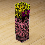 BOITE POUR BOUTEILLE DE VIN RIBON DE FUCHSIA ROSE, ART NOIR NOUVEAU DAMASK<br><div class="desc">Elégante boîte cadeau jaune or avec topaz 3D vibrants, pierres gemmes améthystes violettes, classe, unique damas Art Nouveau, facilement personnalisable avec votre texte pour vin mariage, cadeau nuptial, 16 sucré, baby showers, douches nuptiales, fêtes d'anniversaire de quinceanera, Bat mitzvah, douches fiançailles romantiques, Noël, vacances, bureau, réunion de famille, fête de...</div>