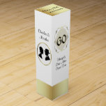Boite Pour Bouteille De Vin soixantième Boîte à vin de cadeau d'anniversaire<br><div class="desc">Soixantième boîte blanche et goldtone élégante à vin d'anniversaire de mariage,  avec des graphiques des ballons,  d'une camée,  et d'ensemble graphique du numéro 60 dans un cadre décoratif goldtone.  Personnalisez tout le texte noir et ajoutez le vin parfait,  parce que un beau cadeau d'anniversaire aux ménages mariés heureusement.</div>