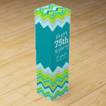 Boite Pour Bouteille De Vin Turquoise aqua chevron zigzag 75e anniversaire boî<br><div class="desc">Boite à vin bleu turquoise vert vert au chevron moderne et lumineux. Personnalisez avec le nom et l'année de naissance de vos bénéficiaires. Il lit actuellement heureux 75ème anniversaire Kendall année Vintage. Conçu par Sarah Trett.</div>