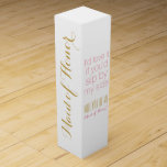 Boite Pour Bouteille De Vin Vous serez ma domestique de boîte-cadeau<br><div class="desc">Serez-vous ma domestique d'honneur/de dame de honneur ? - boîte-cadeau nuptiale drôle et à la mode d'or de partie,  blanche et rose pour l'invitation de vin.</div>