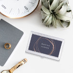 Boîtier Pour Cartes De Visite Abstrait moderne Faux Rose Gold<br><div class="desc">Porte-cartes de visite élégante et féminine présente votre nom en lettres blanches modernes,  encerclées par un faux élément en or rose cercle abstrait sur un riche arrière - plan bleu minuit.</div>