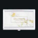 Boîtier Pour Cartes De Visite Accentuation blanche en marbre<br><div class="desc">Elégant faux marbre blanc avec accent or et texte personnalisable.</div>