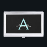 Boîtier Pour Cartes De Visite Aqua Teal Blue Script Girly Monogram<br><div class="desc">Noir et Aqua Bleu Turquoise Simple Script Monogramme Nom Titulaire de carte de visite. Cela rend le cadeau parfait pour 16 ans,  mariage,  douche nuptiale,  anniversaire,  baby shower ou bachelorette pour quelqu'un qui aime le luxe glam et les styles chic.</div>