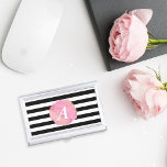 Boîtier Pour Cartes De Visite Aquarelle noire et rose Monogramme initial<br><div class="desc">Ce porte-cartes de visite chic et féminin présente des rayures noires et blanches avec une tache d'aquarelle rose qui entoure votre original ou monogramme en italique serif blanc.</div>
