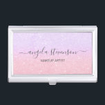Boîtier Pour Cartes De Visite Artiste de maquillage en or et parties scintillant<br><div class="desc">Design moderne avec de l'or faux rose et une texture de parties scintillant violet avec une police de calligraphie élégante.</div>