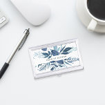 Boîtier Pour Cartes De Visite Azur sauvage | Personnalisé<br><div class="desc">Le porte-carte de visite botanique élégant présente votre nom et/ou nom d'entreprise encadré par une bordure de feuilles d'aquarelle luxuriante dans les tons bleu,  sur un arrière - plan blanc immaculé. Cartes de visite et accessoires correspondants également disponibles dans notre collection Wild Azure.</div>