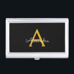 Boîtier Pour Cartes De Visite Black Gold Modern Script Girl Monogramme Nom<br><div class="desc">Noir et or Simple Script Monogramme Nom Titulaire de carte de visite. Cela rend le cadeau parfait pour 16 ans,  mariage,  douche nuptiale,  anniversaire,  baby shower ou bachelorette pour quelqu'un qui aime le luxe glam et les styles chic.</div>