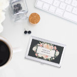 Boîtier Pour Cartes De Visite Blush Floral Antique & Charbon<br><div class="desc">Elégant porte-carte de visite fleuri vous donne votre nom et/ou nom d'entreprise encadré par une bordure de fleurs d'aquarelle luxuriante en rose vif,  vert sauge,  pêche et crème,  sur un riche arrière - plan noir de charbon brossé. Cartes de visite et accessoires correspondants également disponibles.</div>