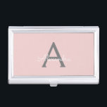 Boîtier Pour Cartes De Visite Blush Pink Grey Modern Script Girly Monogram<br><div class="desc">Blush Pink and Grey Simple Script Monogramme Nom Titulaire de carte de visite. Cela rend le cadeau parfait pour 16 ans,  mariage,  douche nuptiale,  anniversaire,  baby shower ou bachelorette pour quelqu'un qui aime le luxe glam et les styles chic.</div>
