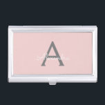Boîtier Pour Cartes De Visite Blush Pink Grey Modern Script Girly Monogram<br><div class="desc">Blush Pink and Grey Simple Script Monogramme Nom Titulaire de carte de visite. Cela rend le cadeau parfait pour 16 ans,  mariage,  douche nuptiale,  anniversaire,  baby shower ou bachelorette pour quelqu'un qui aime le luxe glam et les styles chic.</div>