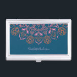 Boîtier Pour Cartes De Visite Boho moderne Mandala Medallion Turquoise Nom du sc<br><div class="desc">Une touche moderne sur un motif classique mandala en rose et orange sur un arrière - plan turquoise foncé,  personnalisé avec votre nom.</div>