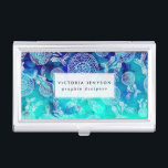 Boîtier Pour Cartes De Visite Boho - plumes d'eau bleu<br><div class="desc">Boho moderne blanc dentelle dessinée à la main plumes de rêve motif sur bleu turquoise ombre peint à la main</div>