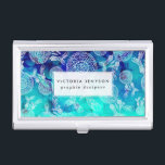 Boîtier Pour Cartes De Visite Boho - plumes d'eau bleu<br><div class="desc">Boho moderne blanc dentelle dessinée à la main plumes de rêve motif sur bleu turquoise ombre peint à la main</div>