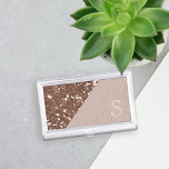 Boîtier Pour Cartes De Visite Boîtier de carte de visite Blush Parties scintilla<br><div class="desc">Ajoutez vos initiales à cette parties scintillant d'or rose faux et fabuleux et de cuir roux look Business Card Case. Vous ne souffrirez pas de syndrome du doigt glittery car c'est un effet visuel et imprimé à plat.</div>
