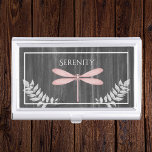 Boîtier Pour Cartes De Visite Boîtier de carte de visite Rustique à libellule ro<br><div class="desc">Gardez vos cartes de visite à portée de la main pour transmettre à des clients potentiels ou à des clients avec un boîtier de carte de visite personnalisée Pink Dragonfly Rustic. Le design coque présente une libellule vibrante ornée d'un feuillage délicat contre un arrière - plan en bois rustique gris...</div>