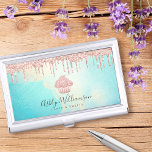 Boîtier Pour Cartes De Visite Boulangerie Cupcake Rose Gold Parties scintillant<br><div class="desc">Voici une façon merveilleuse et branchée de montrer votre marque. Présentez-vous le mieux à vos clients, avec ce support carte de visite personnalisé élégant, sophistiqué, simple et moderne. Un cupcake en or brillant et rose, des gouttes de parties scintillant et une typographie manuscrite superposent un arrière - plan d'aquarelle bleu...</div>