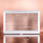 Boîtier Pour Cartes De Visite Brushed metal rose Gold Pink Glitter Monogram<br><div class="desc">Rose Gold - Blush Pink Faux Foil Parties scintillant à étincelle métallique brossée Monogramme de métal Nom Titulaire de carte de visite. Cela rend le cadeau parfait pour 16 ans,  mariage,  douche nuptiale,  anniversaire,  baby shower ou bachelorette pour quelqu'un qui aime le luxe glam et les styles chic.</div>