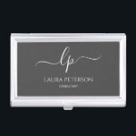 Boîtier Pour Cartes De Visite Calligraphie écrite à la main simple et élégante<br><div class="desc">Bel et moderne design. Ajoutez simplement vos initiales entre les symboles et customisez le texte.</div>