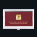 Boîtier Pour Cartes De Visite Cardinal Red Leather Business Corporate Gold Logo<br><div class="desc">Ce porte-carte de visite de luxe possède une illustration cardinale cardinale texturée en cuir rouge, parfaitement associée à votre logo d'entreprise sur une superposition en faux or pour un look professionnel et haut de gamme. Votre nom, profession ou entreprise se distingue par ses lettres dorées opulentes, créant une impression intemporelle...</div>