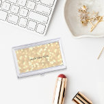 Boîtier Pour Cartes De Visite Champagne Gold Bokeh Personnalisé<br><div class="desc">Elégant coque carte de visite dispose d'un arrière - plan de lumières de bokeh dans les tons champagne et or,  avec votre nom,  monogramme ou nom d'entreprise dans le centre.</div>