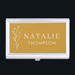 Boîtier Pour Cartes De Visite Chic minimaliste Boho tendance moutarde jaune pers<br><div class="desc">Notre boîte de carte de visite personnalisée à la mode Boho Chic Minimalist Mustard Yellow, l'accessoire parfait pour le professionnel moderne. Conçu avec élégance et raffinement à l'esprit, ce coque carte de visite présente un extérieur chic jaune moutarde orné d'un délicat dessin de fleurs. Le design minimaliste, complété par une...</div>