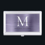 Boîtier Pour Cartes De Visite Chic Violet Dusty Brossé Monogramme métallique Scr<br><div class="desc">Élégant Violet Violet clair violet violet brossé monogramme de métal Script de carte de visite</div>