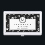 Boîtier Pour Cartes De Visite Chien Chien Chien Chien Chien Chien Paws | Noir et<br><div class="desc">Le porte-carte de visite à thème animal dispose d'un motif empreinte de patte de chiot élégant et lunatique avec des empreintes de pattes gris fusain, gris clair et blanc sur un arrière - plan noir avec nom et titre personnalisés ou rôle présenté sur une bannière blanche avec coordination des accents...</div>