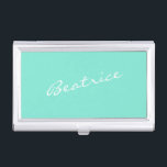 Boîtier Pour Cartes De Visite Conception de nom de script personnalisé vert à la<br><div class="desc">Ce coque carte de visite élégant dispose d'un arrière - plan vert menthe frais avec un nom personnalisé en lettres blanches élégantes. Idéal pour les professionnels qui veulent ajouter une touche personnelle et élégante à leur essentiel quotidien. Ce coque est parfait pour transporter et présenter vos cartes de visite lors...</div>