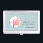 Boîtier Pour Cartes De Visite Corail et bleu Simple femme Silhouette<br><div class="desc">Un simple design de porte-cartes de visite bleu poussiéreux avec un logo féminin en corail et blanc représentant la tête d'une femme ornée d'une guirlande feuillue, ce design travaille magnifiquement pour les maquilleurs, les salons de cheveux et d'ongles, les spas, l'industrie de la mode ou les entreprises qui fournissent soins...</div>