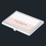 Boîtier Pour Cartes De Visite Couleurs d'eau rose pâle minimaliste<br><div class="desc">Design minimaliste moderne couleur douce rose pastel sur le blanc. Petit accent de points noirs</div>